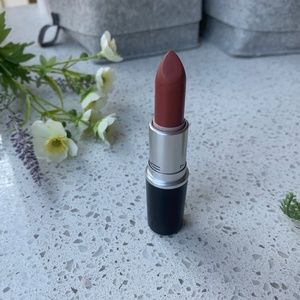 MAC Lipstick Persistence